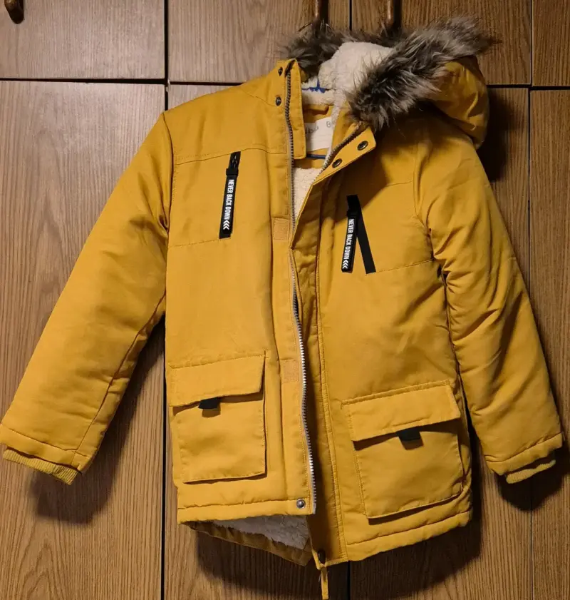 Parka amarilla para niño con capucha de pelo - 2