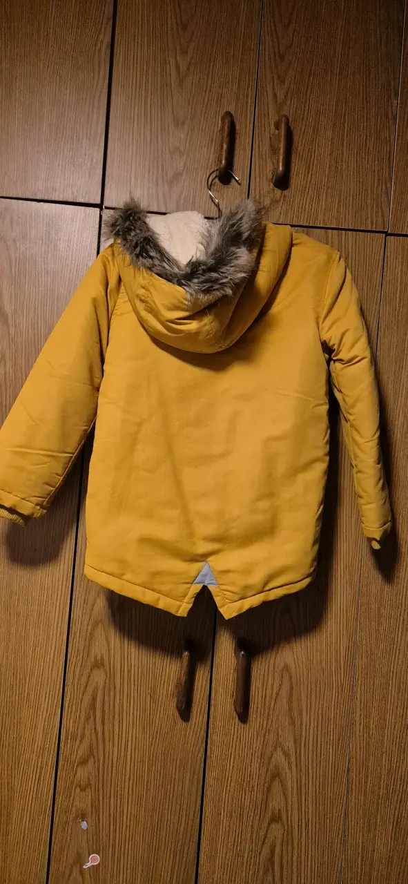 Parka amarilla para niño con capucha de pelo - 3