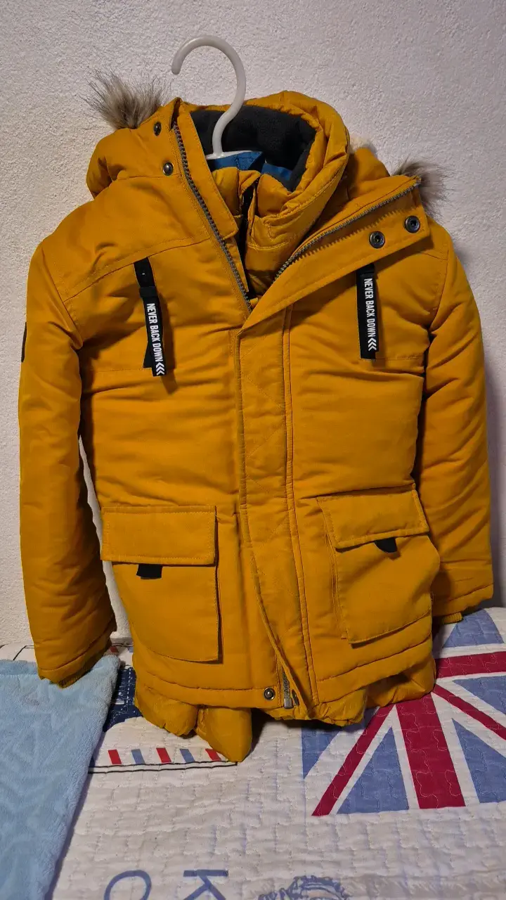 Parka amarilla para niño con capucha de pelo - 4