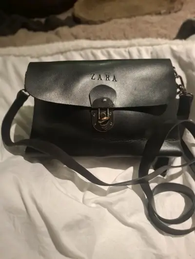 Cartera de cuero negra Zara con correa ajustable - miniatura 1