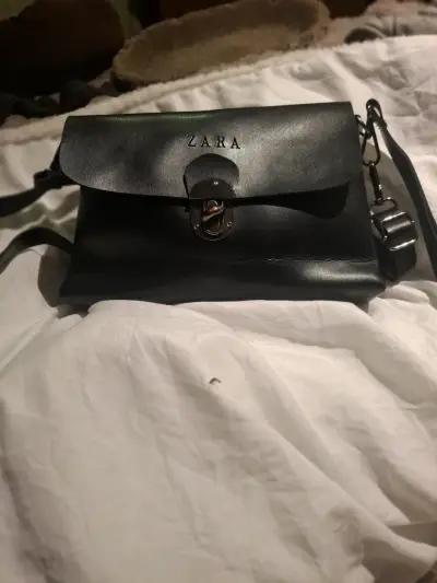 Cartera de cuero negra Zara con correa ajustable - miniatura 3