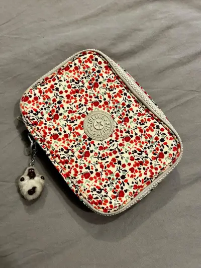 Estuche Kipling con diseño floral y llavero - miniatura 1