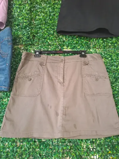 Falda shorts corta de algodón color caqui - miniatura 1