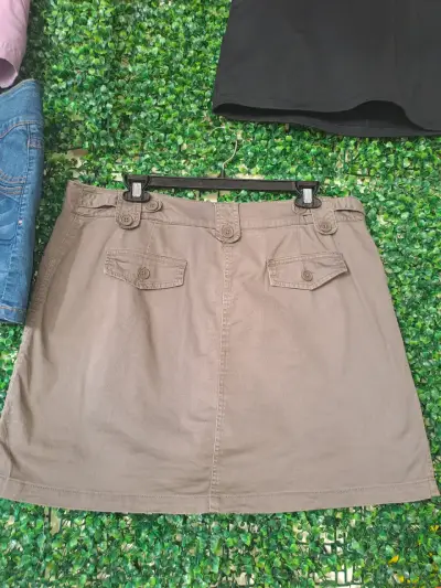 Falda shorts corta de algodón color caqui - miniatura 3