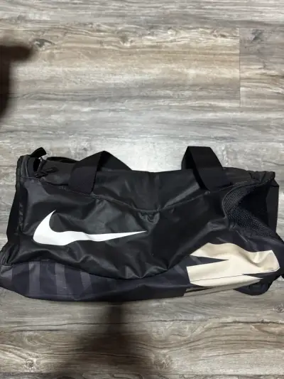 Bolso deportivo Nike negro 60 liteos - miniatura 1