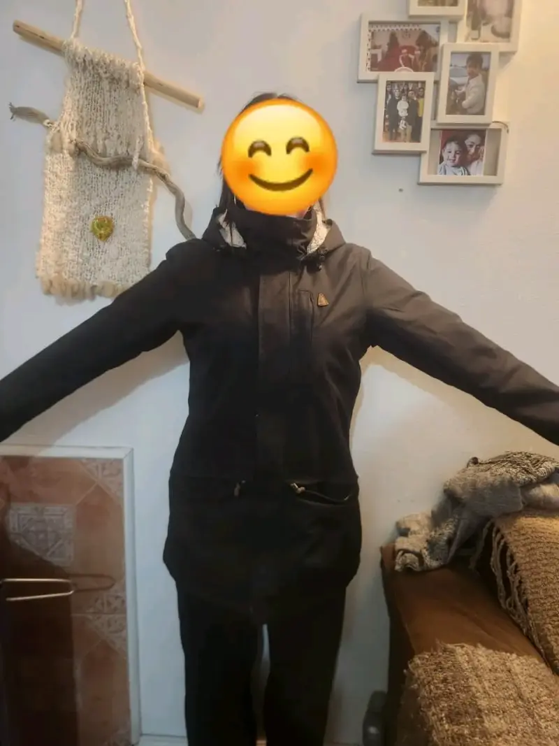 Parka negra con capucha para mujer - 1