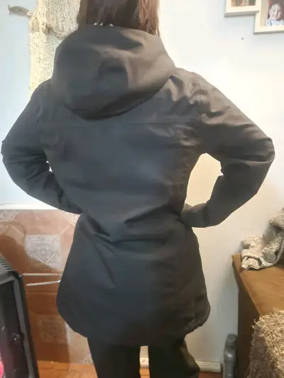 Parka negra con capucha para mujer - miniatura 3