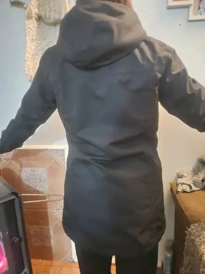 Parka negra con capucha para mujer - miniatura 4