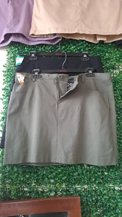 Falda corta shorts  talla M verde oliva para mujer - miniatura 1
