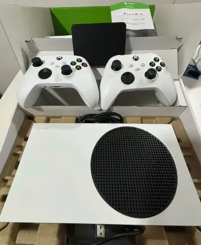 Consola Xbox Series S con dos controles - miniatura 1