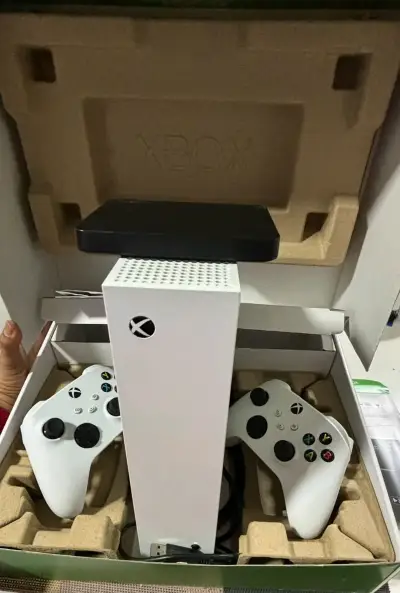 Consola Xbox Series S con dos controles - miniatura 3