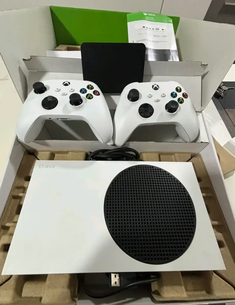 Consola Xbox Series S con dos controles - 4