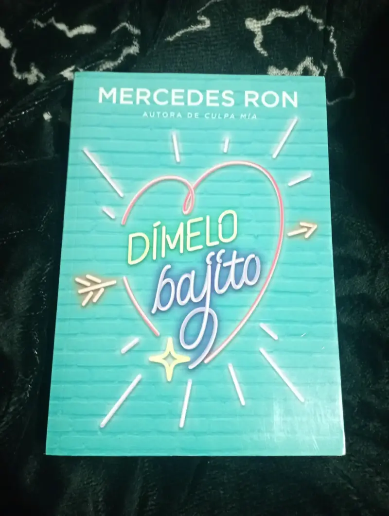 Libro 'Dímelo Bajito' de Mercedes Ron - 2