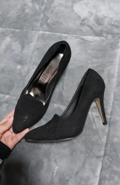 Zapatos de tacón negro con detalles brillantes - miniatura 1