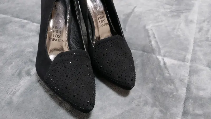 Zapatos de tacón negro con detalles brillantes - 2