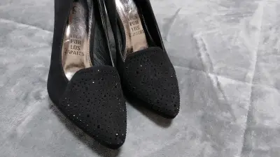 Zapatos de tacón negro con detalles brillantes - miniatura 2