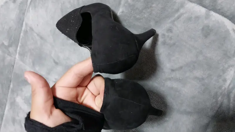 Zapatos de tacón negro con detalles brillantes - 3