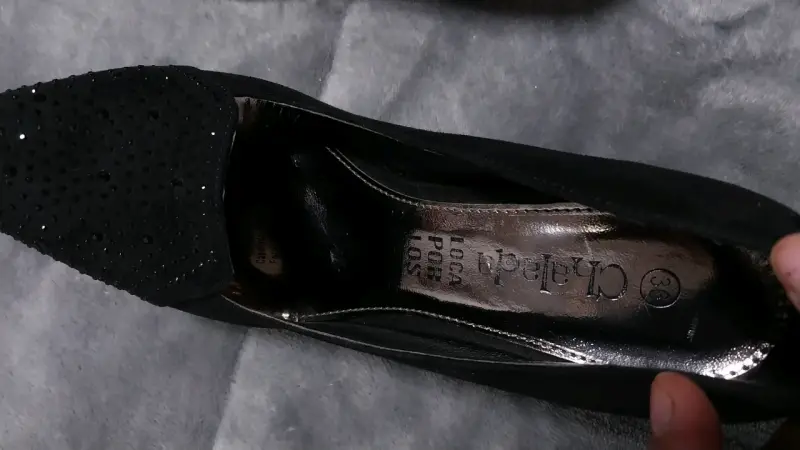 Zapatos de tacón negro con detalles brillantes - 4
