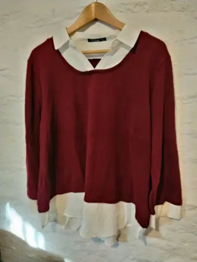 Sweater burdeos con camisa blanca integrada Cluster - miniatura 1