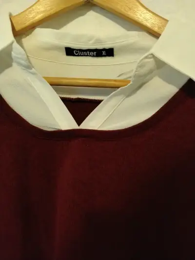Sweater burdeos con camisa blanca integrada Cluster - miniatura 3