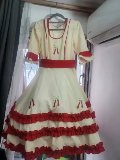 Vestido de Fiesta Tradicional con Volantes Rojos - miniatura 1
