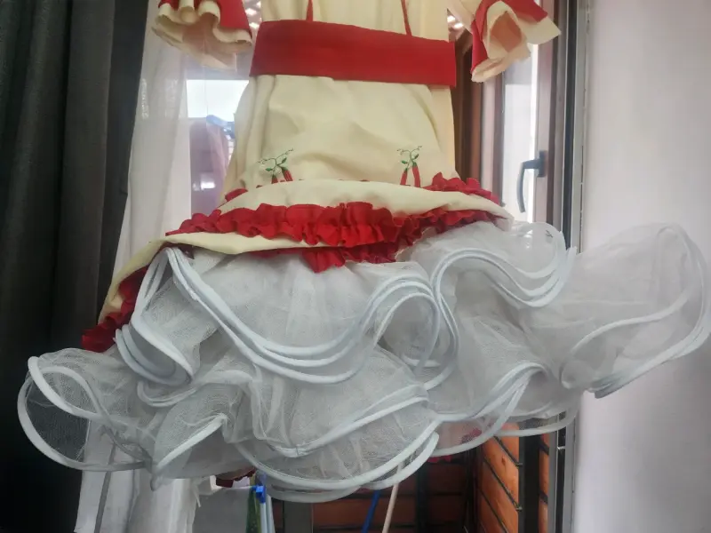 Vestido de Fiesta Tradicional con Volantes Rojos - 2