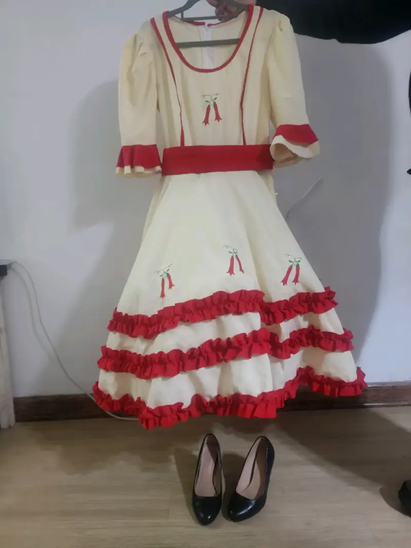 Vestido de Fiesta Tradicional con Volantes Rojos - 4