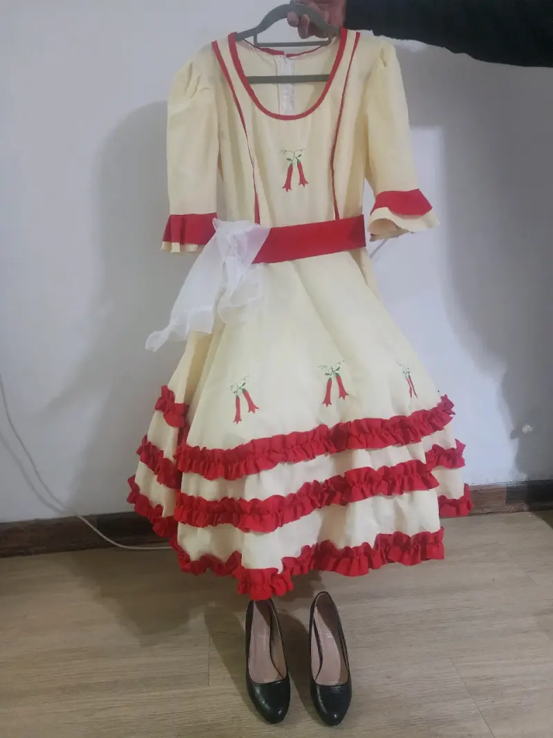 Vestido de Fiesta Tradicional con Volantes Rojos - 6