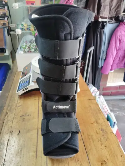 Bota ortopédica Actimove negra ajustable - miniatura 1