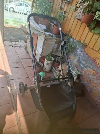 Coche de bebé negro con estructura plegable - miniatura 1