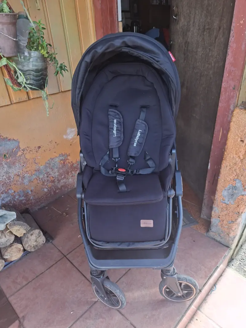 Coche de bebé negro con estructura plegable - 2