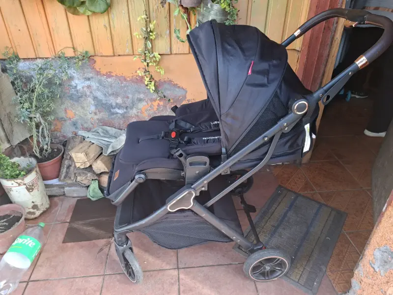 Coche de bebé negro con estructura plegable - 4