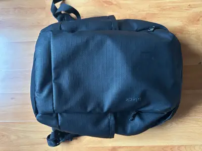 Mochila negra resistente para laptop - miniatura 1