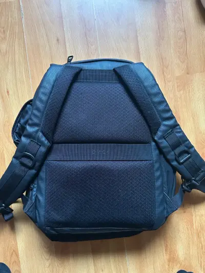 Mochila negra resistente para laptop - miniatura 2