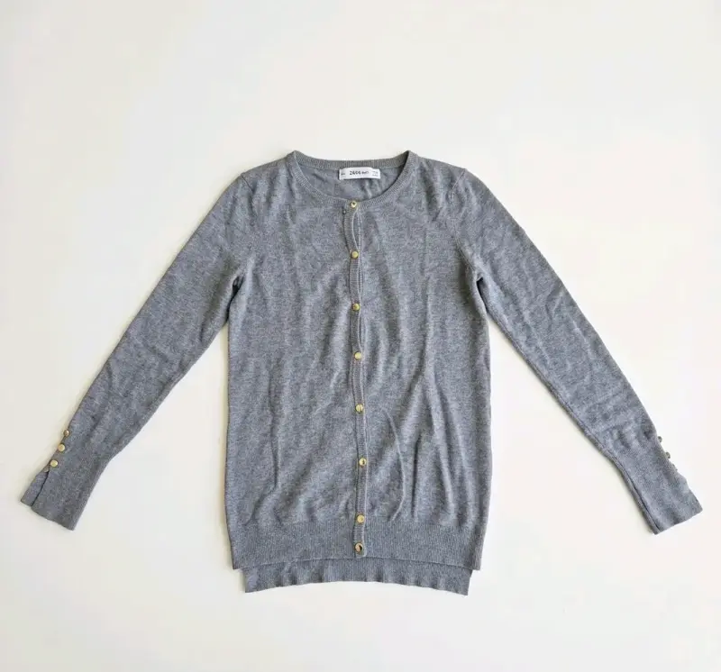 Cardigan gris de lana Zara con botones dorados