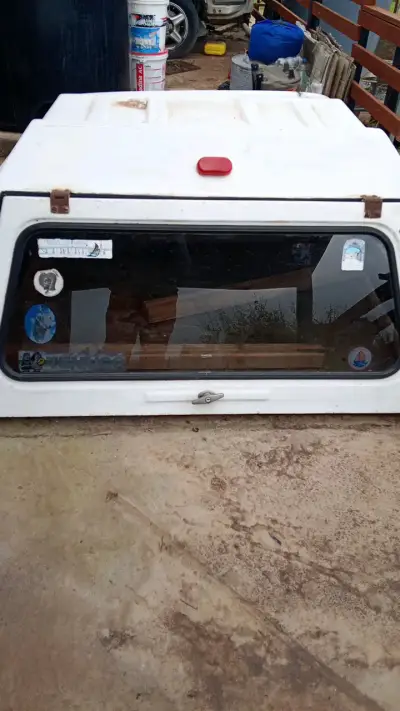 Capota de fibra para camioneta blanca - miniatura 1
