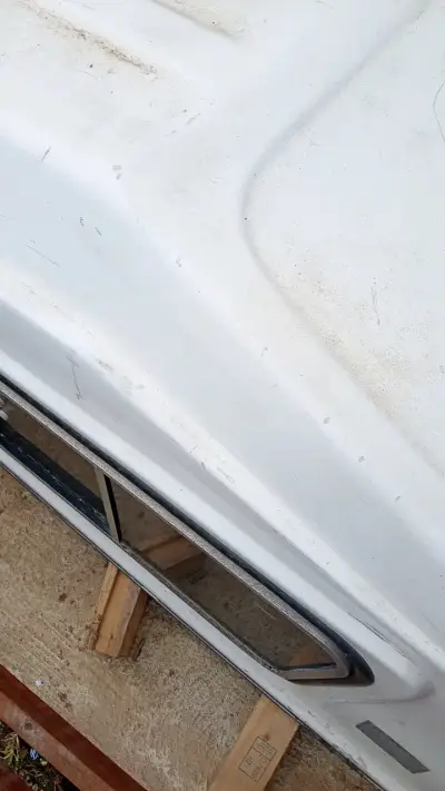 Capota de fibra para camioneta blanca - miniatura 2