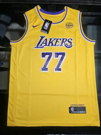 Camiseta NBA Lakers 77 Doncic Amarilla - miniatura 1
