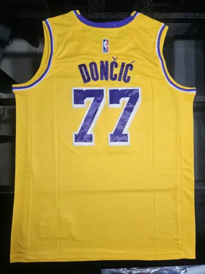 Camiseta NBA Lakers 77 Doncic Amarilla - miniatura 2