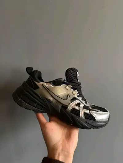 Zapatillas deportivas negras y plateadas Nike - miniatura 1