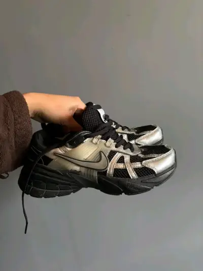Zapatillas deportivas negras y plateadas Nike - miniatura 2