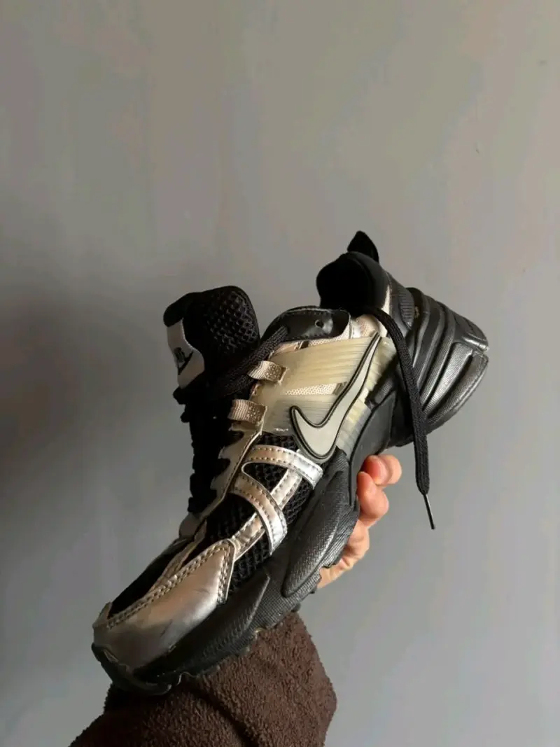 Zapatillas deportivas negras y plateadas Nike - 3