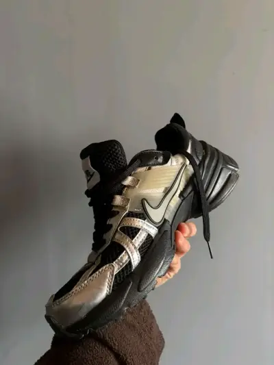 Zapatillas deportivas negras y plateadas Nike - miniatura 3