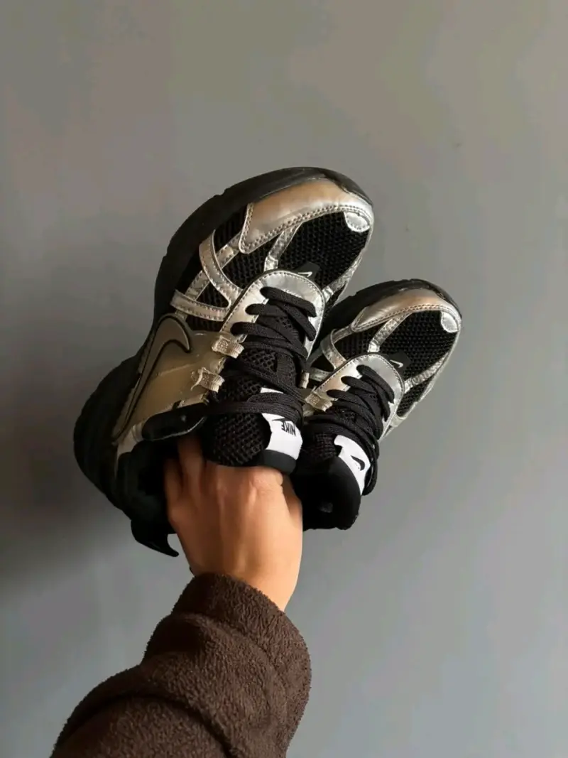 Zapatillas deportivas negras y plateadas Nike - 4