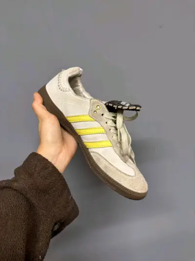 Zapatillas Adidas Beige con Detalles Amarillos - miniatura 1