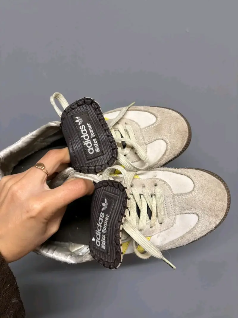 Zapatillas Adidas Beige con Detalles Amarillos - 2