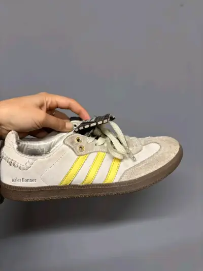 Zapatillas Adidas Beige con Detalles Amarillos - miniatura 3