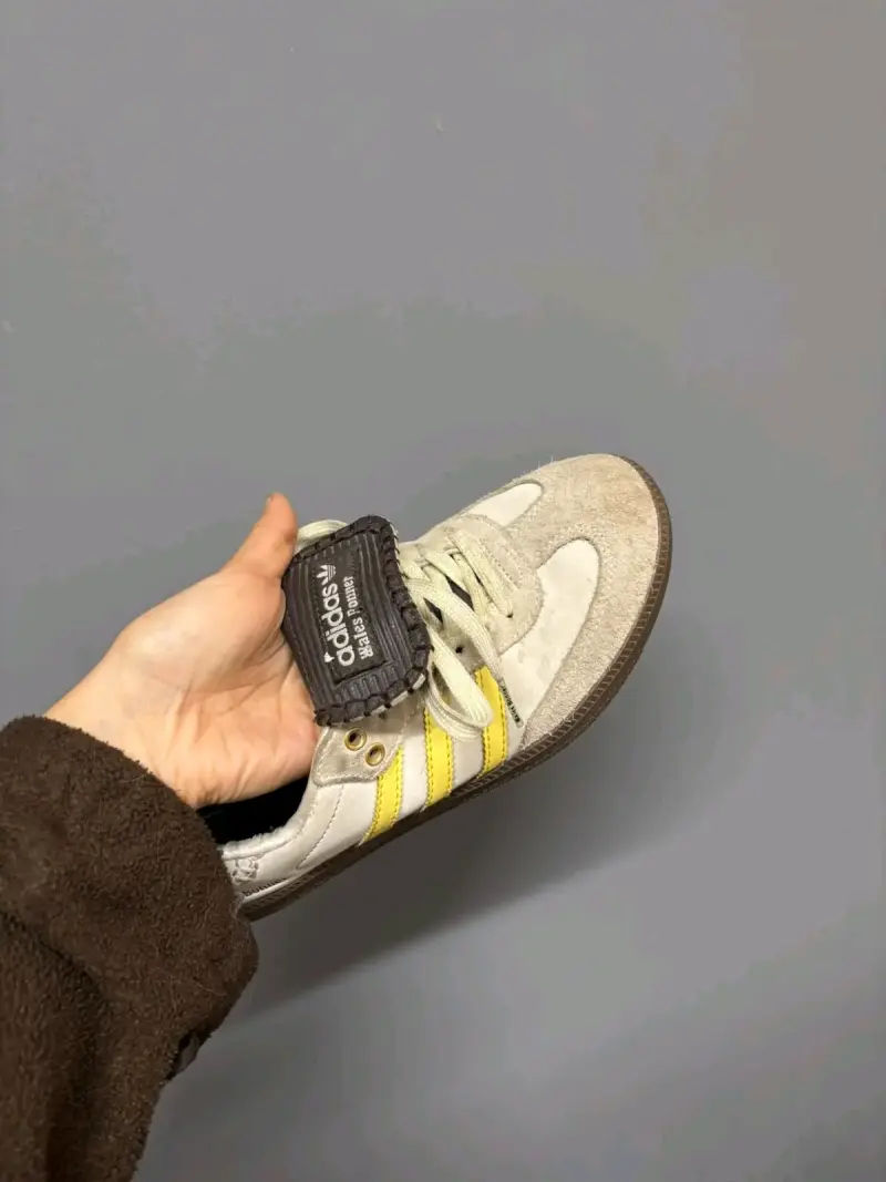 Zapatillas Adidas Beige con Detalles Amarillos - 4