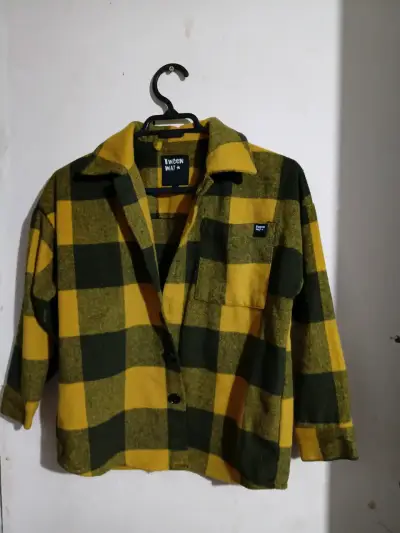 Camisa de franela a cuadros amarilla y negra - miniatura 1