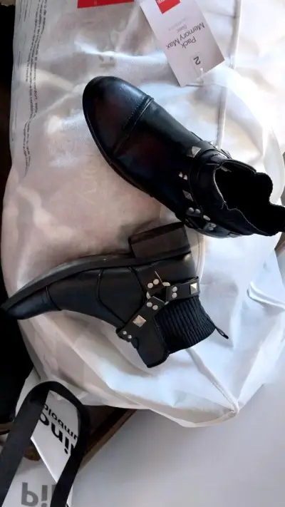 Botines negros FOSTER con tachas estilo rockero - miniatura 1